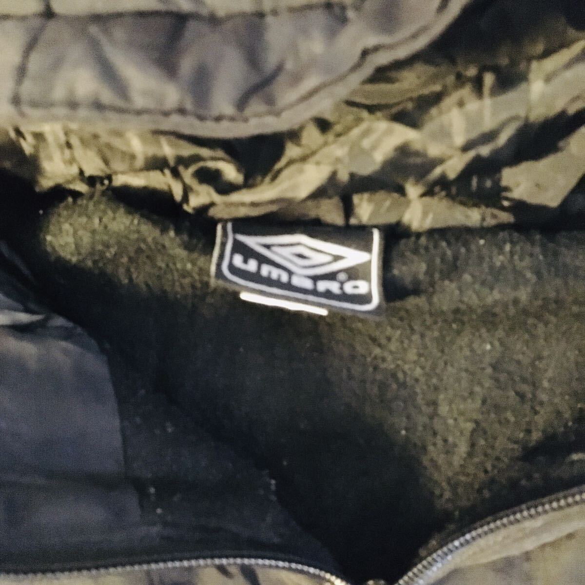 ビッグサイズ アンブロ UMBRO US XL 裏フリース ナイロン 中綿ジャケット 中綿パーカー ブラックの画像6
