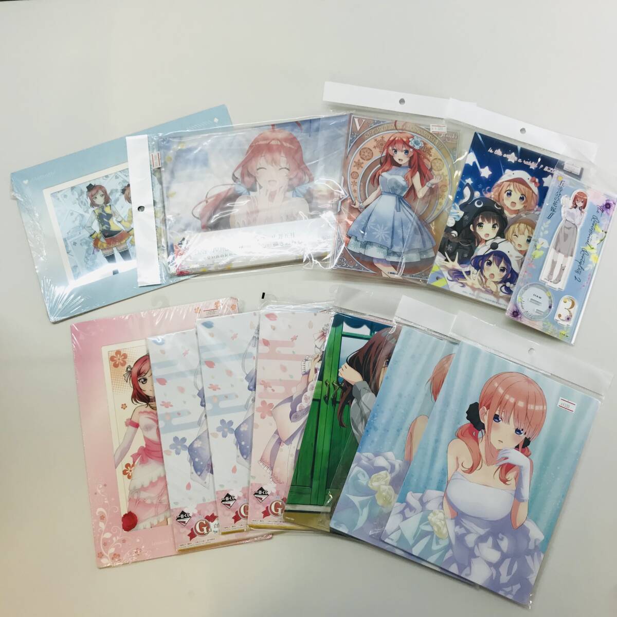 ☆中古品☆ 美少女 アニメグッズ 大量 まとめ 五等分の花嫁 ウマ娘 ラブライブ ラバスト 缶バッジ アクスタ 他 ②_画像3