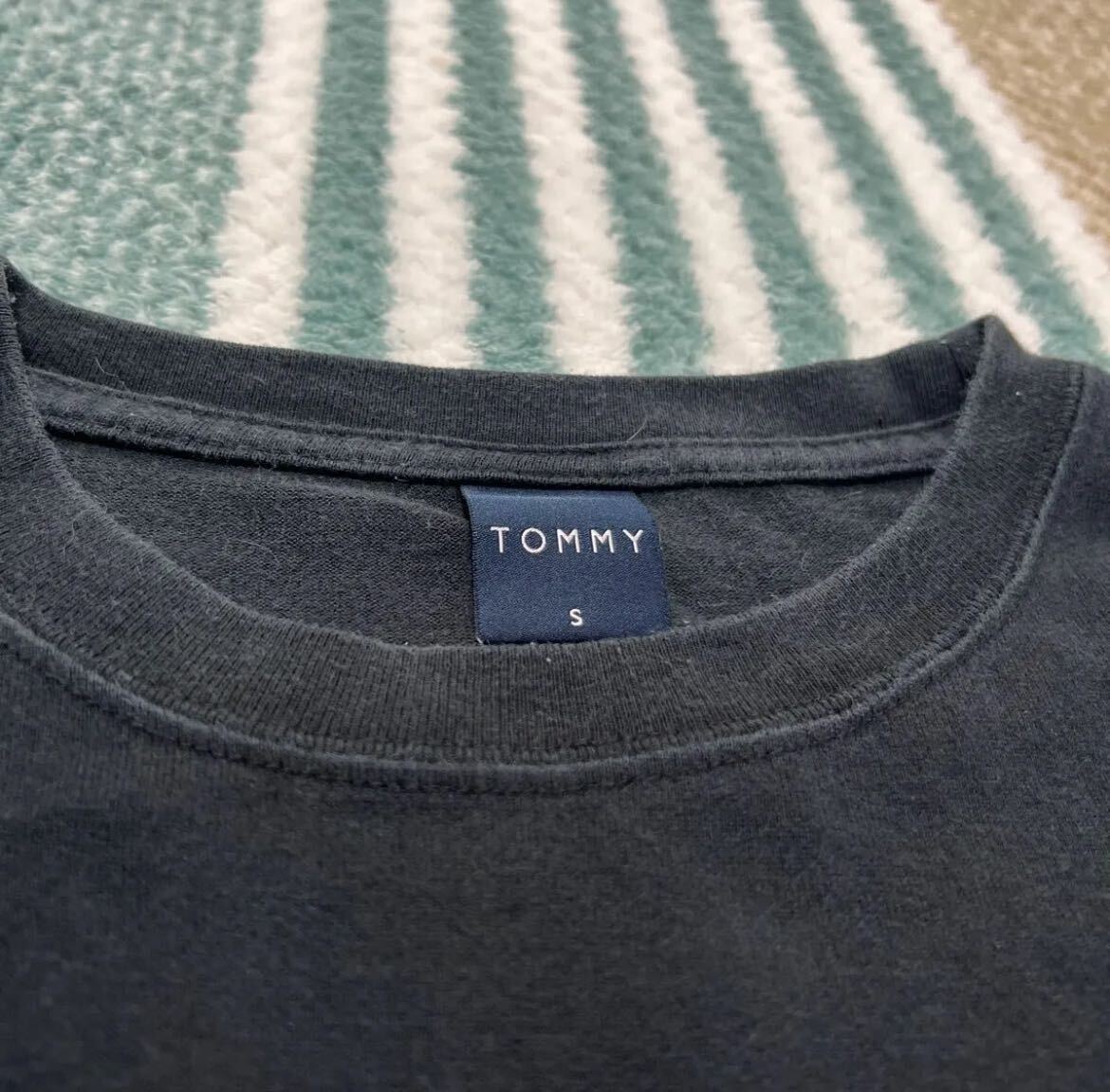 TOMMY［希少 デザイン　ワンポイント　Tシャツ　トップス］Sサイズ