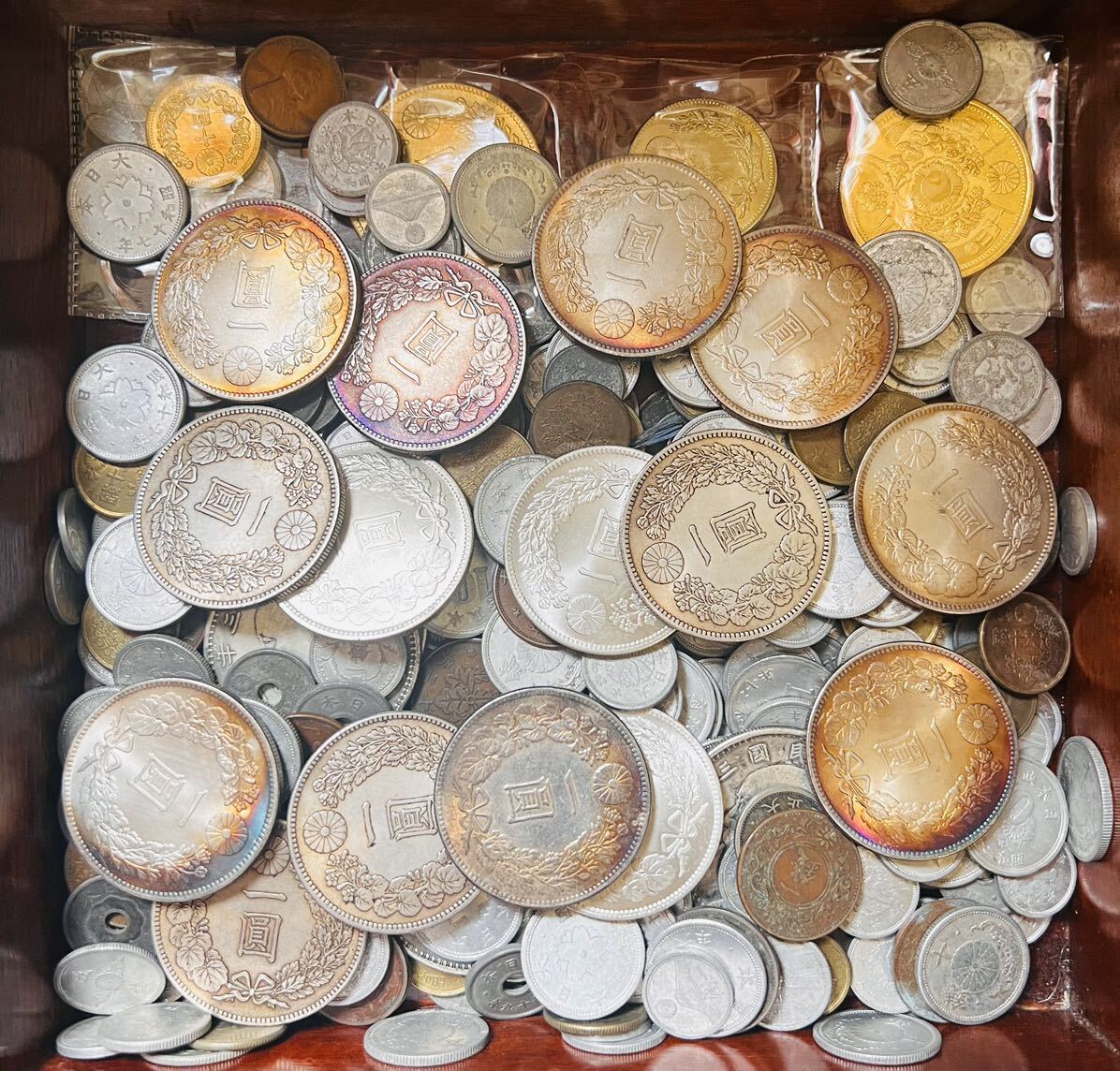 古銭 大量 外国 コイン 日本 銀貨 まとめて 約1kg /2の画像1