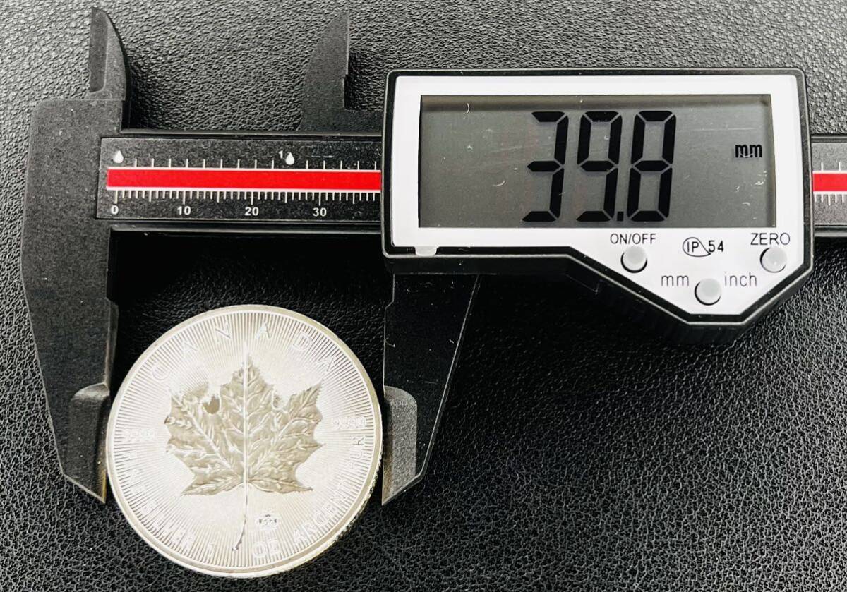 古銭　銀貨 イギリス　2021年　エリザベス二世女王　カナダ　メイプルデザイン　楓　記念メタル　ケース付き　硬貨_画像3
