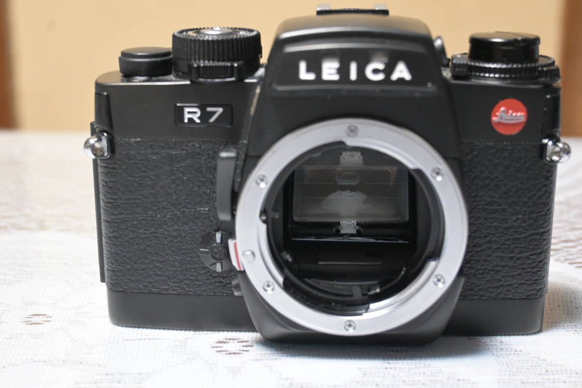  Leica R7 Winder attaching. 