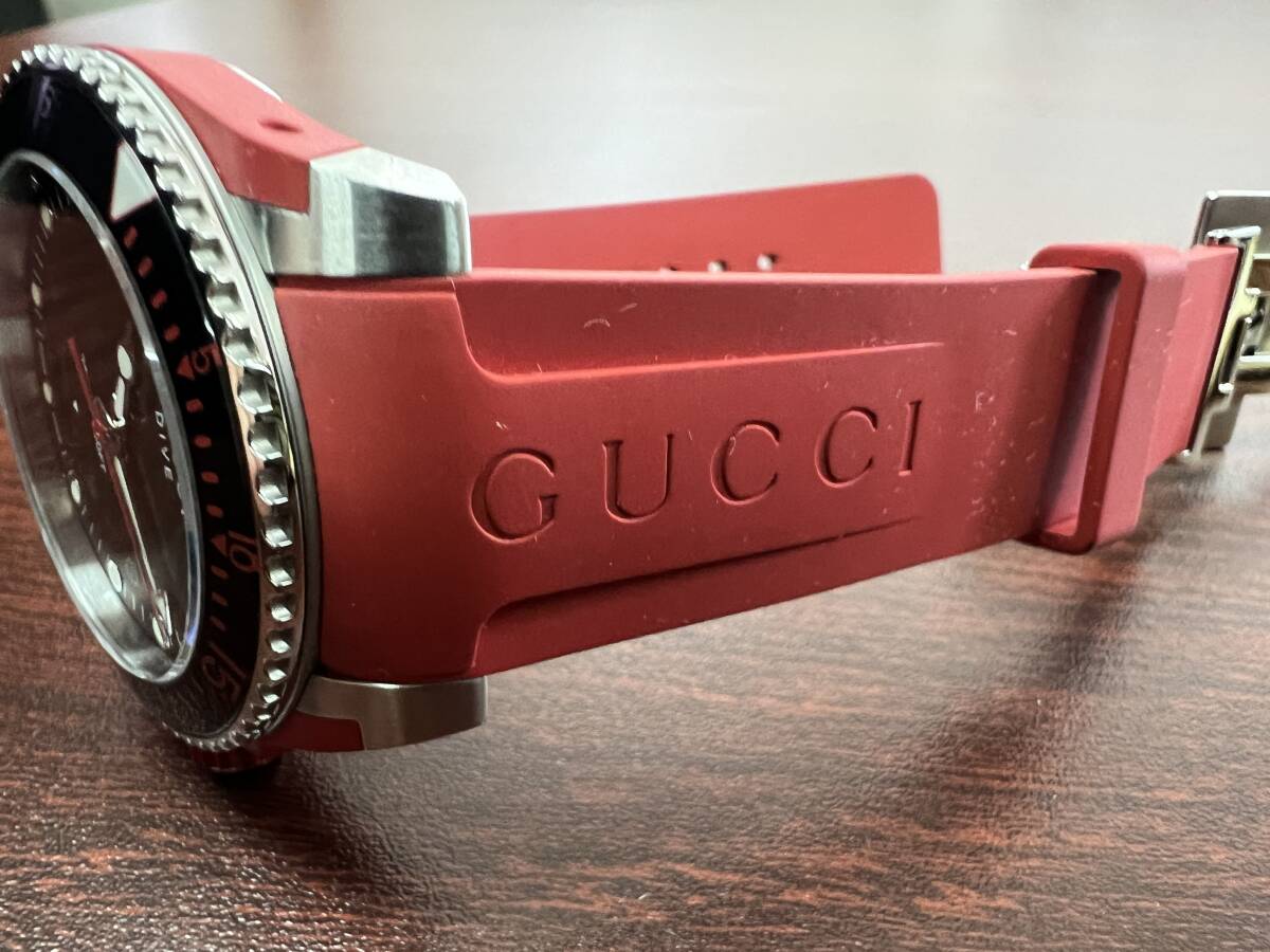 GUCCI DIVE グッチ ダイヴ YA136309 クォーツ メンズ腕時計 赤×黒 BK/RDラバー 200M/660FT防水 40mm