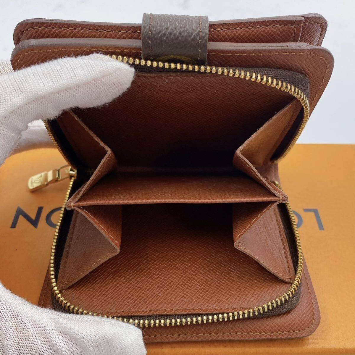 H0864【外観超極美品】 Louis Vuitton ルイヴィトン　モノグラム　コンパクトジップ　二つ折り財布 M61667　ユニセックス_画像6