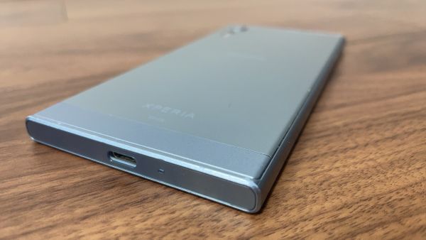 Xperia XZs SO-03J simロック解除済み docomo Android スマホ 【5271】