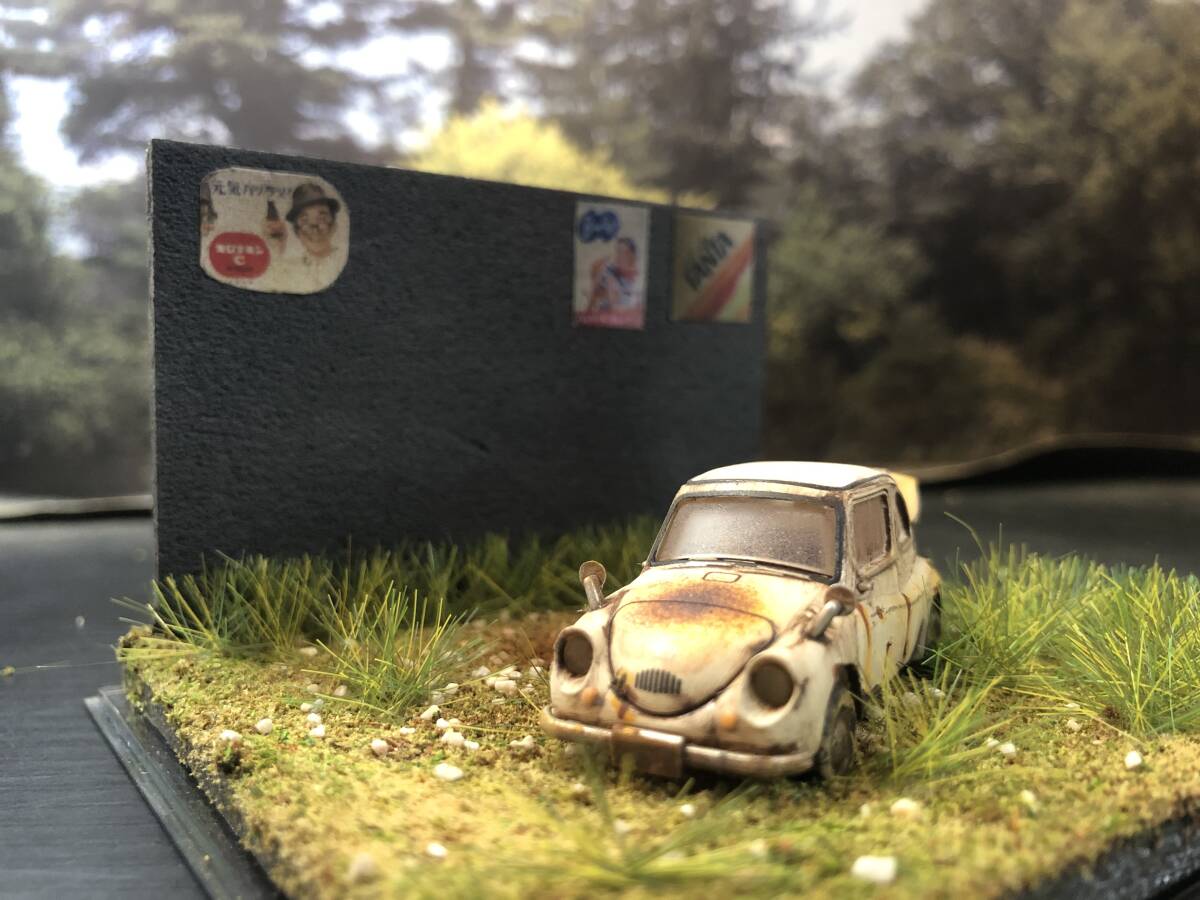 錆塗装 1/64 スバル360 昭和レトロな風景 旧車 自作ジオラマ完成品 ケース付の画像3