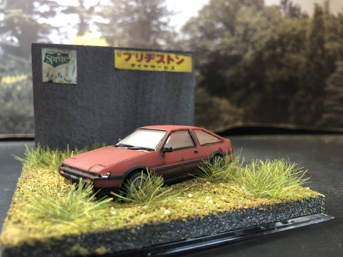 錆塗装 1/64 トヨタ スプリンタートレノ AE86 昭和レトロな風景 旧車 自作ジオラマ完成品 ケース付_画像2