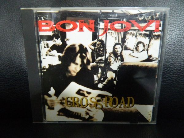 (15)　 BON JOVI　　/　　CROSS ROAD　　　日本盤　　　ジャケ、日本語解説 経年の汚れあり_画像1