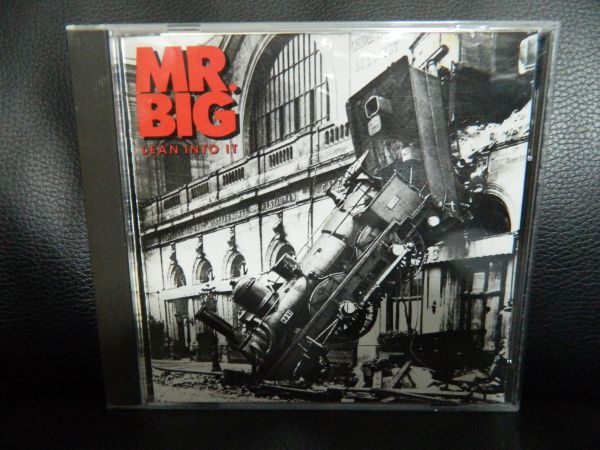 (4) 　MR.BIG　　/　LEAN INTO IT　　　日本盤　　　ジャケ汚れ多数、日本語解説 汚れあり_画像1