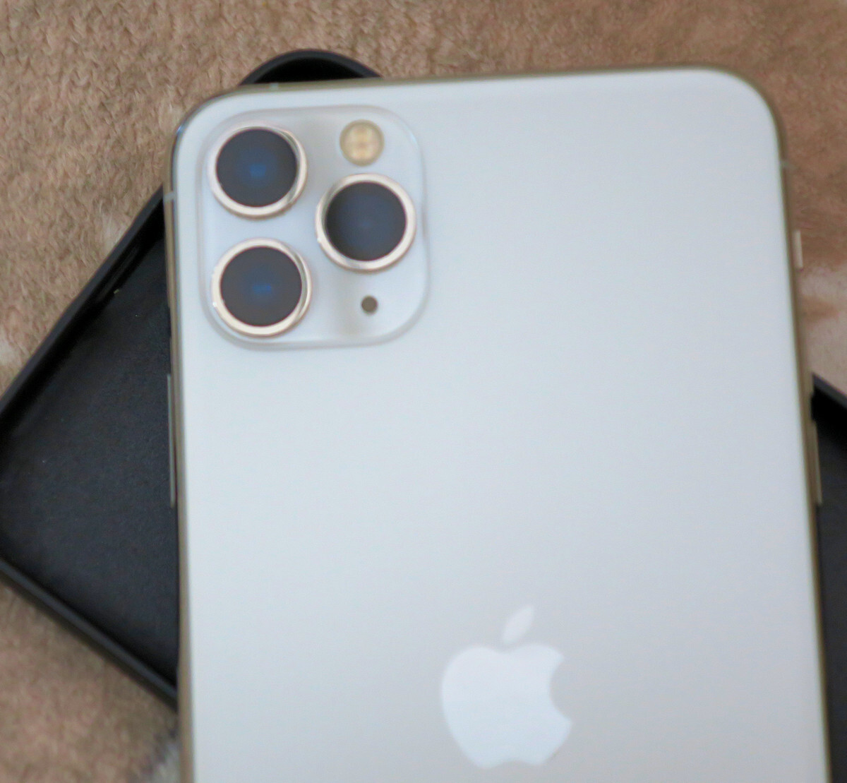 Apple iPhone 11 Pro Max серебряный 256GB аккумулятор 84%