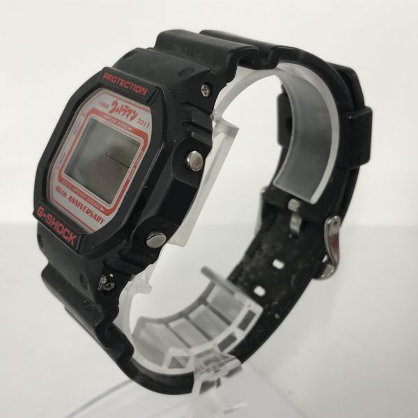 I205-SG3-159 CASIO カシオ ウルトラマンシリーズ 45周年記念 Gショック DW-5600VT メンズ クオーツ デジタル 不動 腕時計 ※ケース付きの画像3