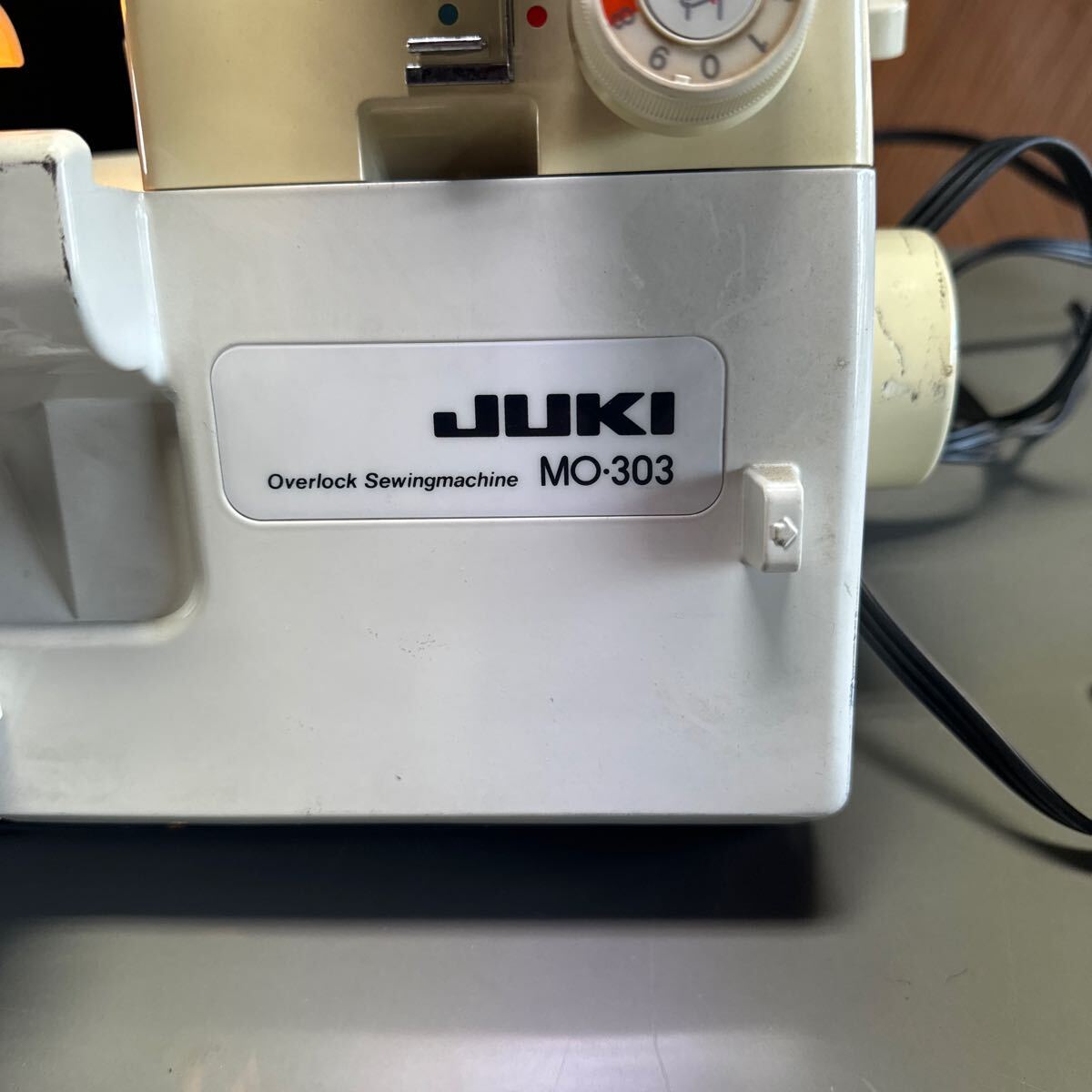 JUKI　ジューキ　 MO-303 　ロックミシン　ハンドクラフト　フットペダルで針の上下のみ確認済み 中古現状品_画像2