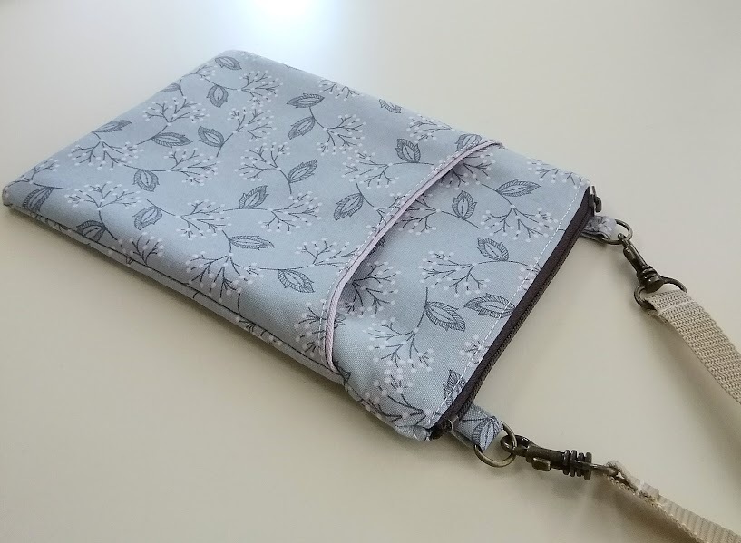 ハンドメイド〈可愛い外ポケット付き〉スマホポシェット　 大人のボタニカル柄/ヤドリギ〈20×14〉_画像6