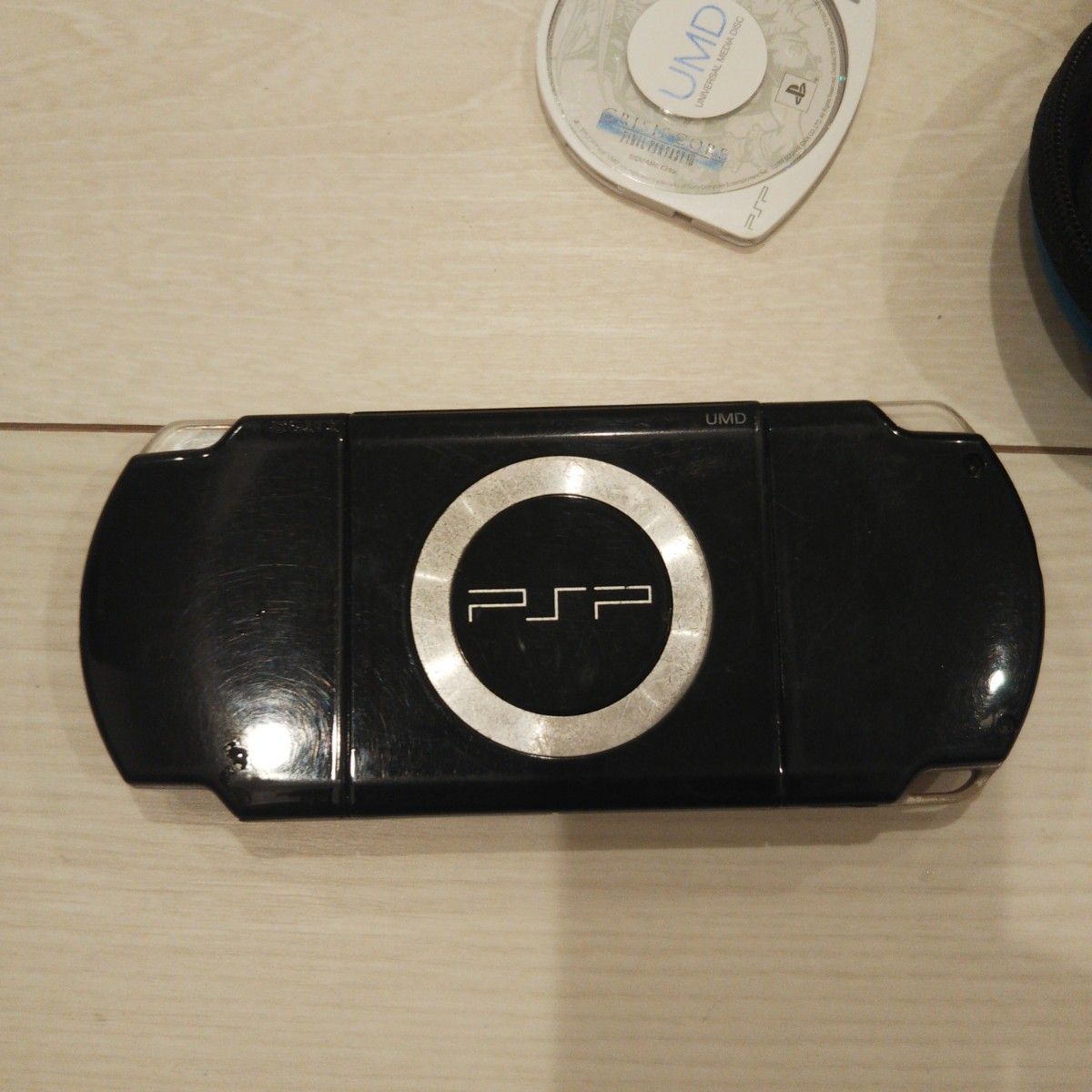 良品 psp2000本体 黒。新品バッテリー、ゲーム、充電器、ケース、メモリー付き♪動作OK♪アルコール除菌済み