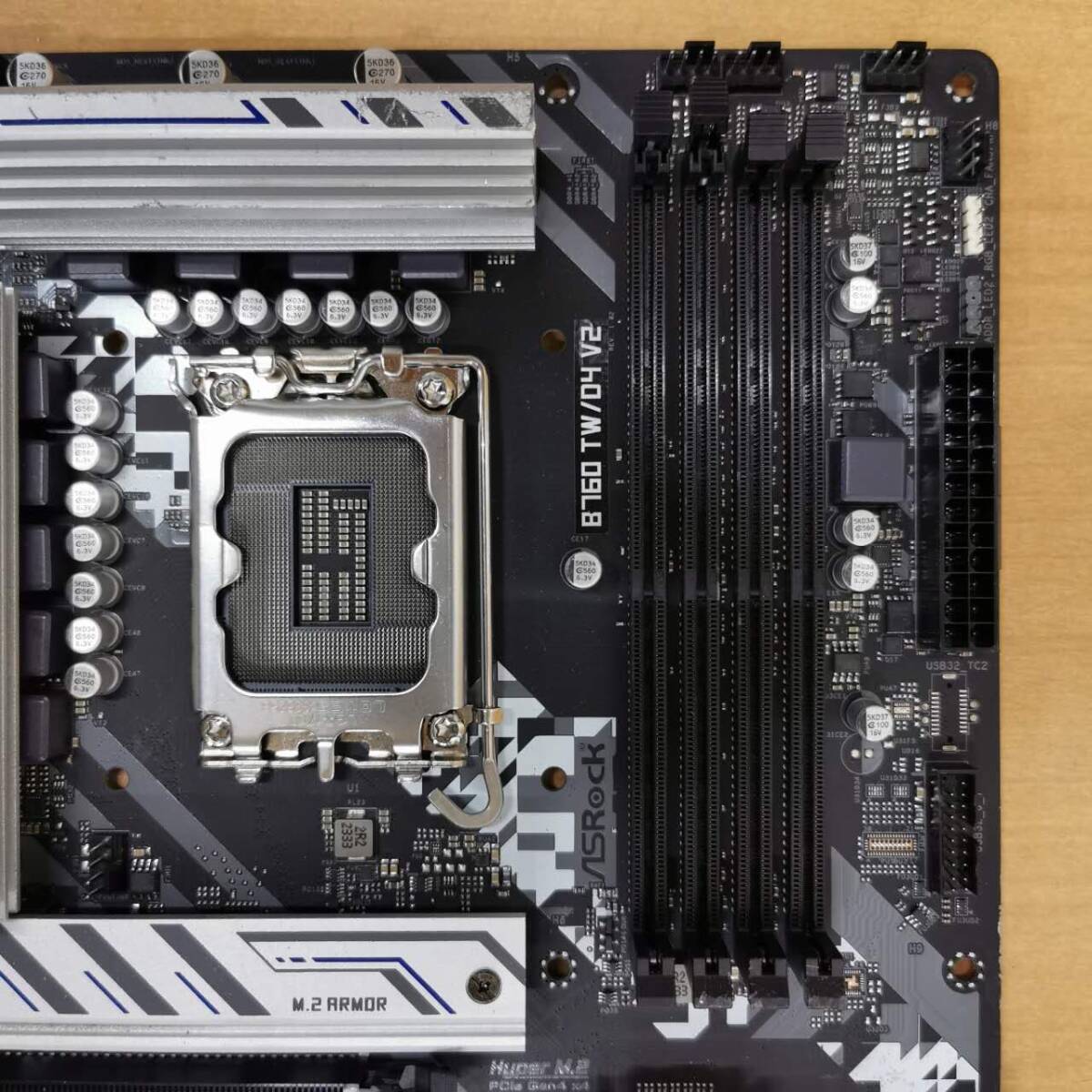 ASRock B760 TW D4/ATXマザーボード/(LGA1700)INTEL第12,13世代CPU対応/PCパーツ 自作PC DIY 修理材料★通電,BIOS確認のみ _画像5