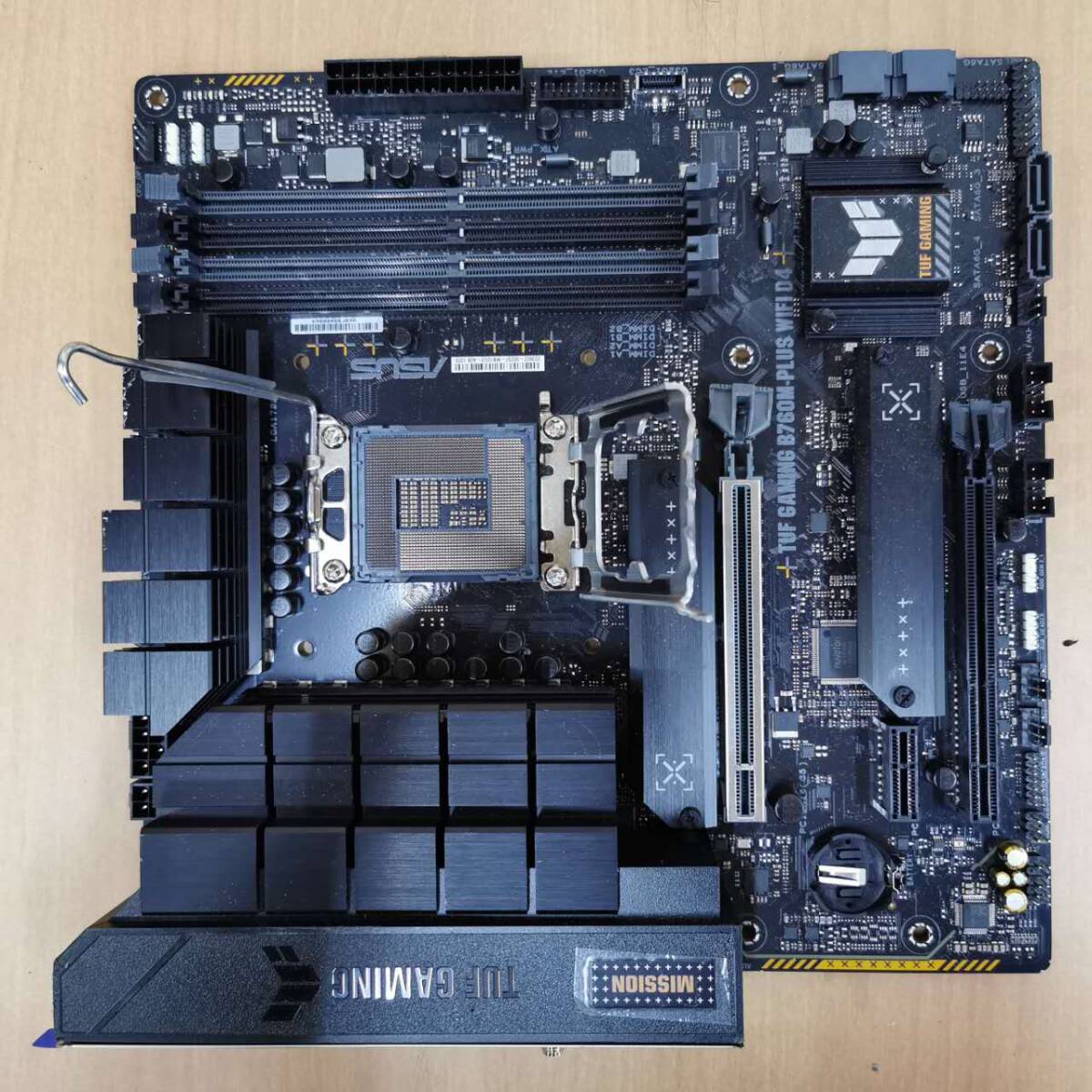 ASUS TUF GAMING B760M-PLUS DDR4/ATXマザーボード/(LGA1200)INTEL1２・13世代CPU対応/PCパーツ DIY 修理材料★動作未確認・ジャンク_画像3