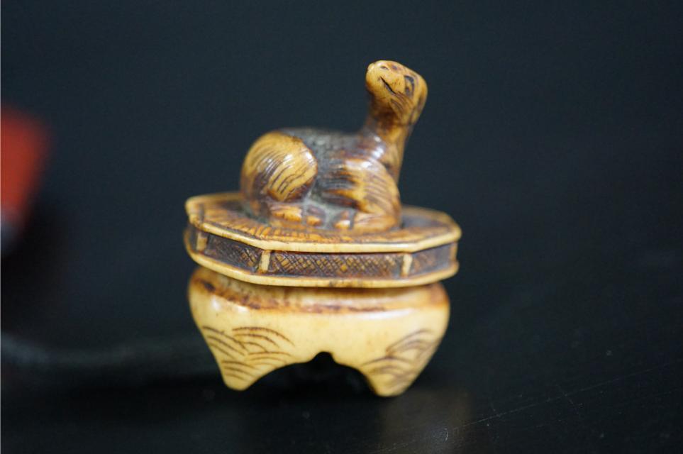 D4646-2 era netsuke seal case [. paint 3 step seal case ] [. angle .. netsuke ]. thing Edo era 