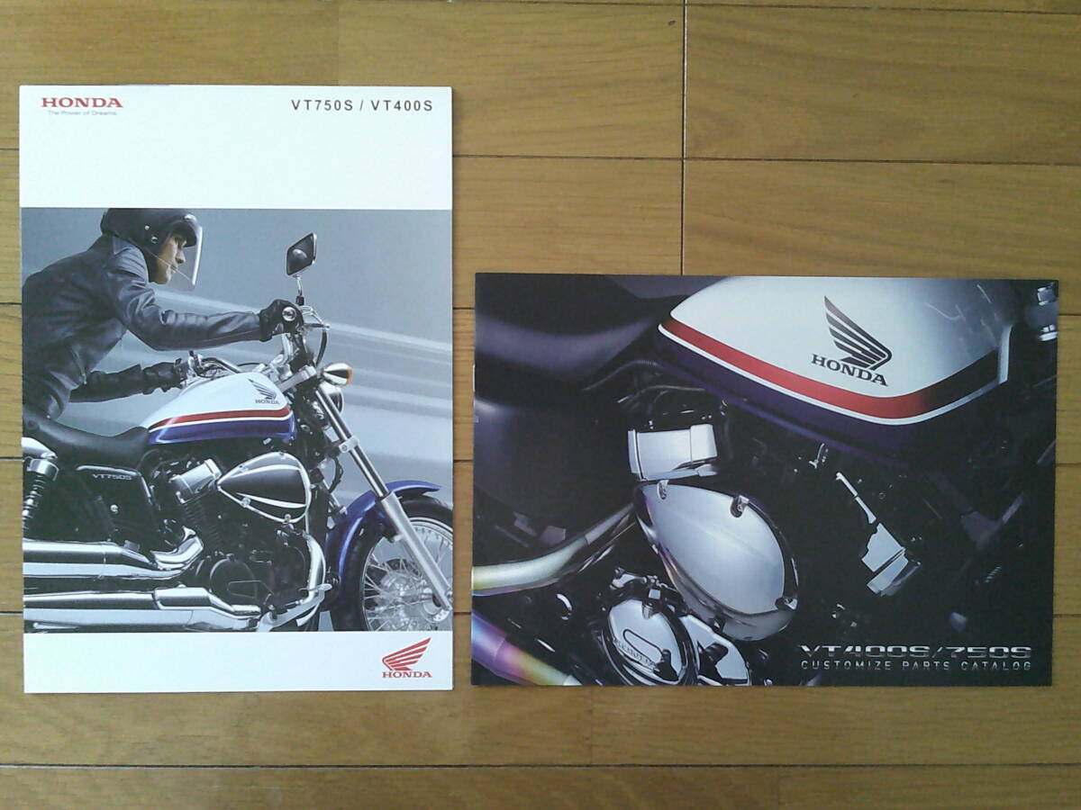 ★☆VT750S (RC58型) /VT400S (NC46型) カタログ 2011年版 見開き6ページ カスタマイズパーツカタログ付き ホンダ ロードスター☆★_画像1