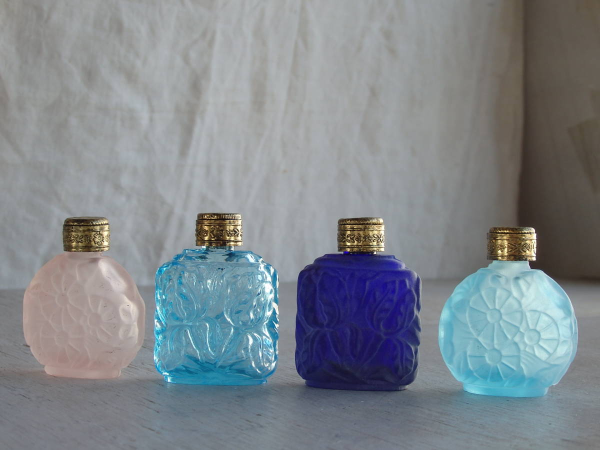 re フランスアンティーク 香水瓶 ガラス瓶 4個セット ポット ボトル 蚤の市 ブロカント 一輪挿し　花器　蓋付き　エンボス　パフューム_画像1