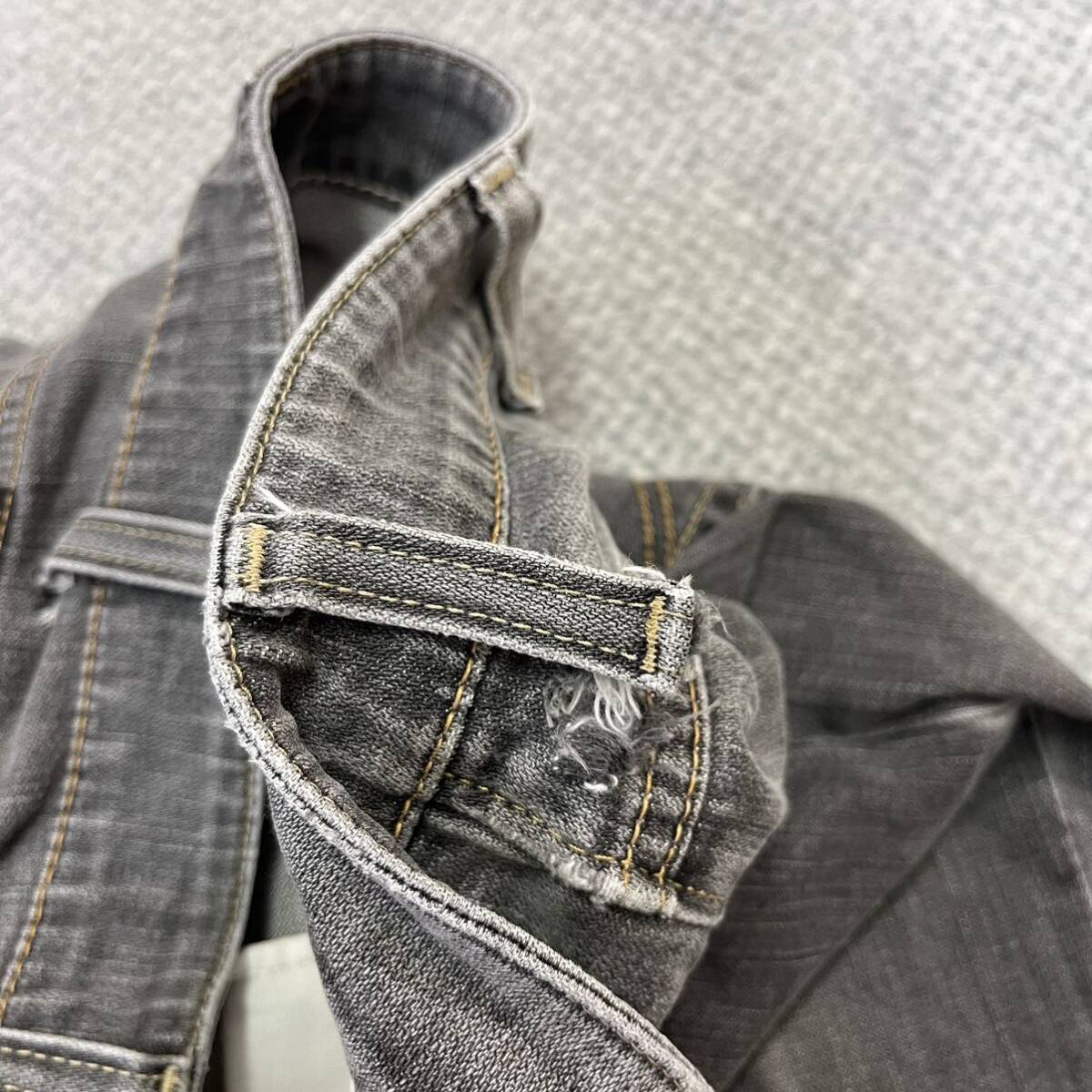 1円スタート! （19）wrangler ラングラー ブラックデニム ストレートジーンズ 33インチ グレー イエローステッチ メンズ ボトムス 最落なし_画像6