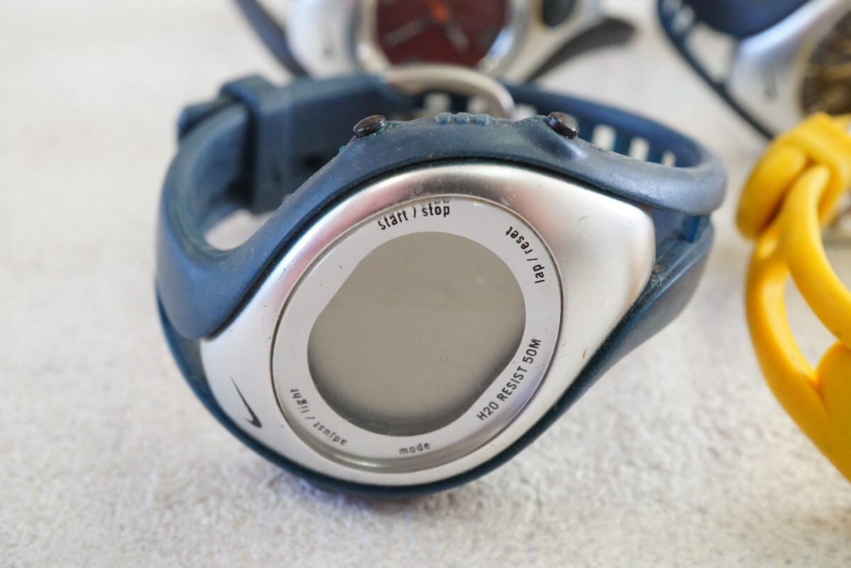 F1347 NIKE/ナイキ メンズ レディース 腕時計 4点セット アクセサリー クォーツ デジタル 大量 まとめて おまとめ まとめ売り 不動品_画像4