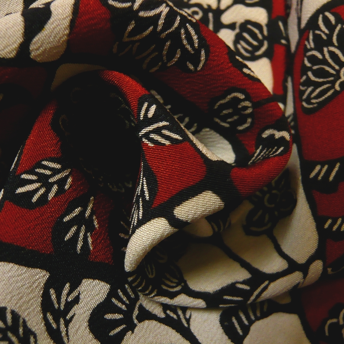 着物はぎれ 正絹 古布 市松に花 115㎝ 手芸 細工 小物づくり 半襟にも【送料無料】縫い目だった所に汚れがあります。