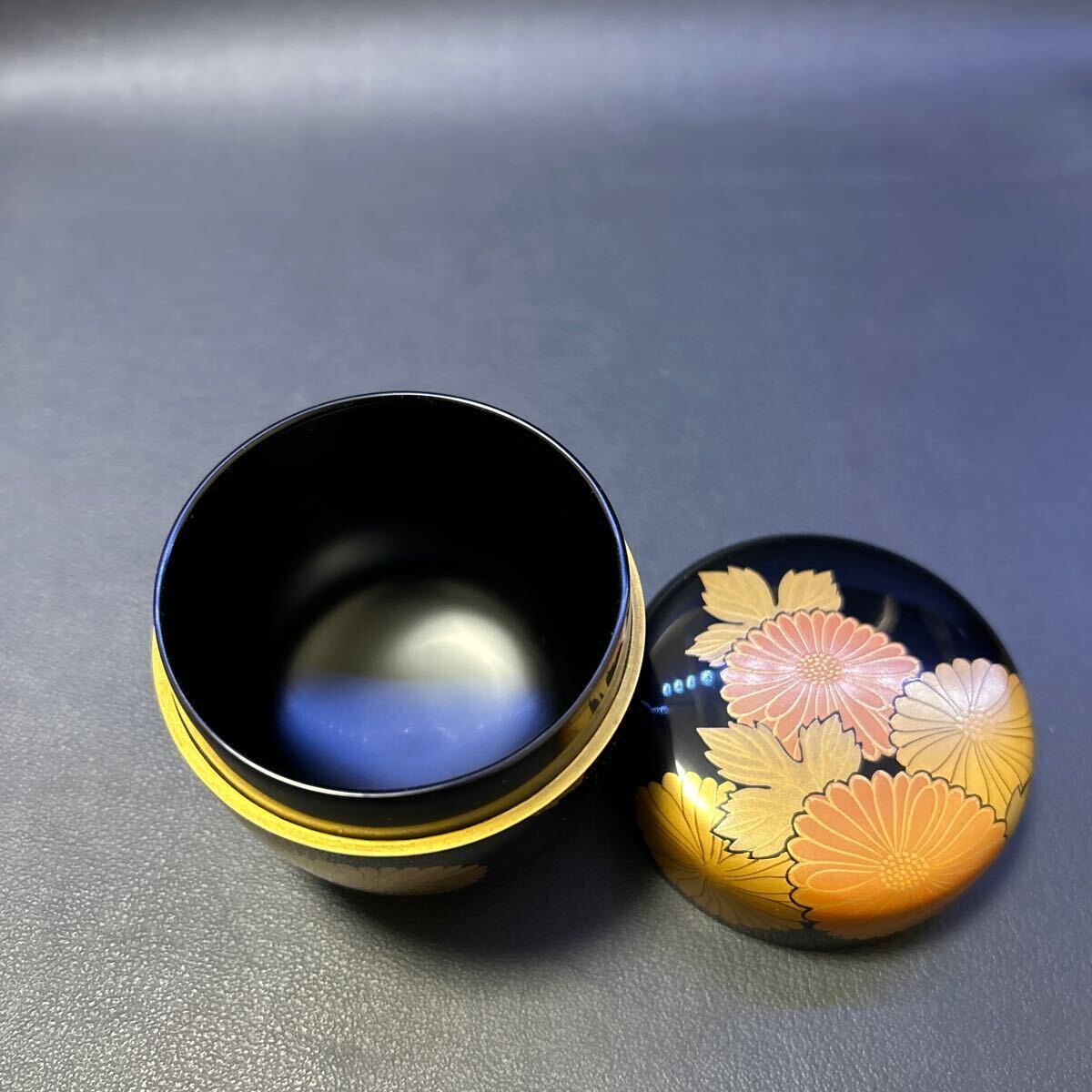 H22-8 茶道具 棗 【塗師 谷川真斎作　時代蒔絵　菊棗】サイズ:直径6.8cm、高さ7cm 共箱あり_画像6