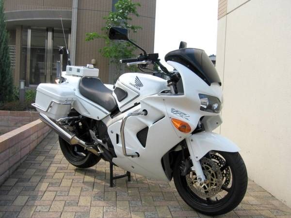 旧型VFR800(RC46)白バイ風バンパーセット!ジムカーナ等に!_取り付けイメージ！