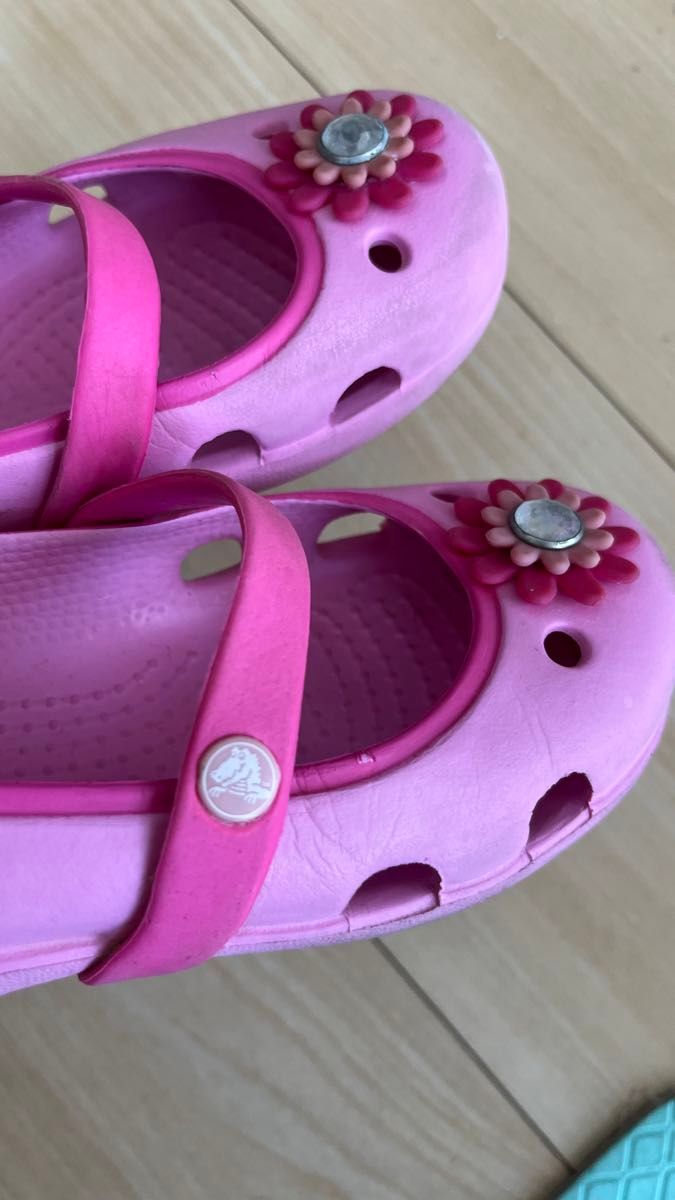 クロックス crocs 女の子サンダル　お花がかわいいピンク　サイズC10 17.5cm送料無料