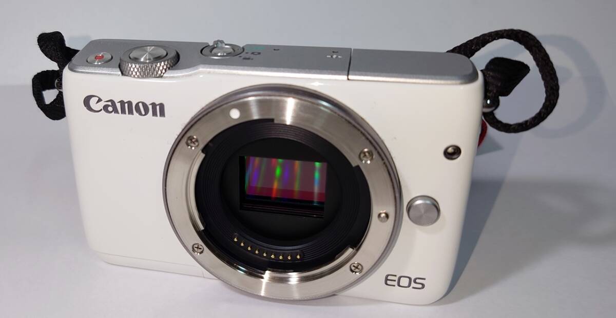 YI コ5-90 CANON キャノン EOS M10 ミラーレス 一眼 デジタルカメラ ホワイト 1800万画素 デジカメ 現状品_画像3