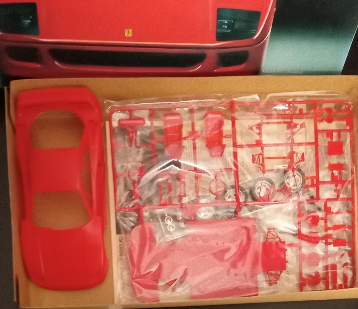 ...　 пластиковая модель 　1/24  Ferrari  F40 RS-1  разобранный   товар 　 коробка  довольно  повреждение   загрязнение   выгоревшие места   имеется 　 коробка  ломаться 