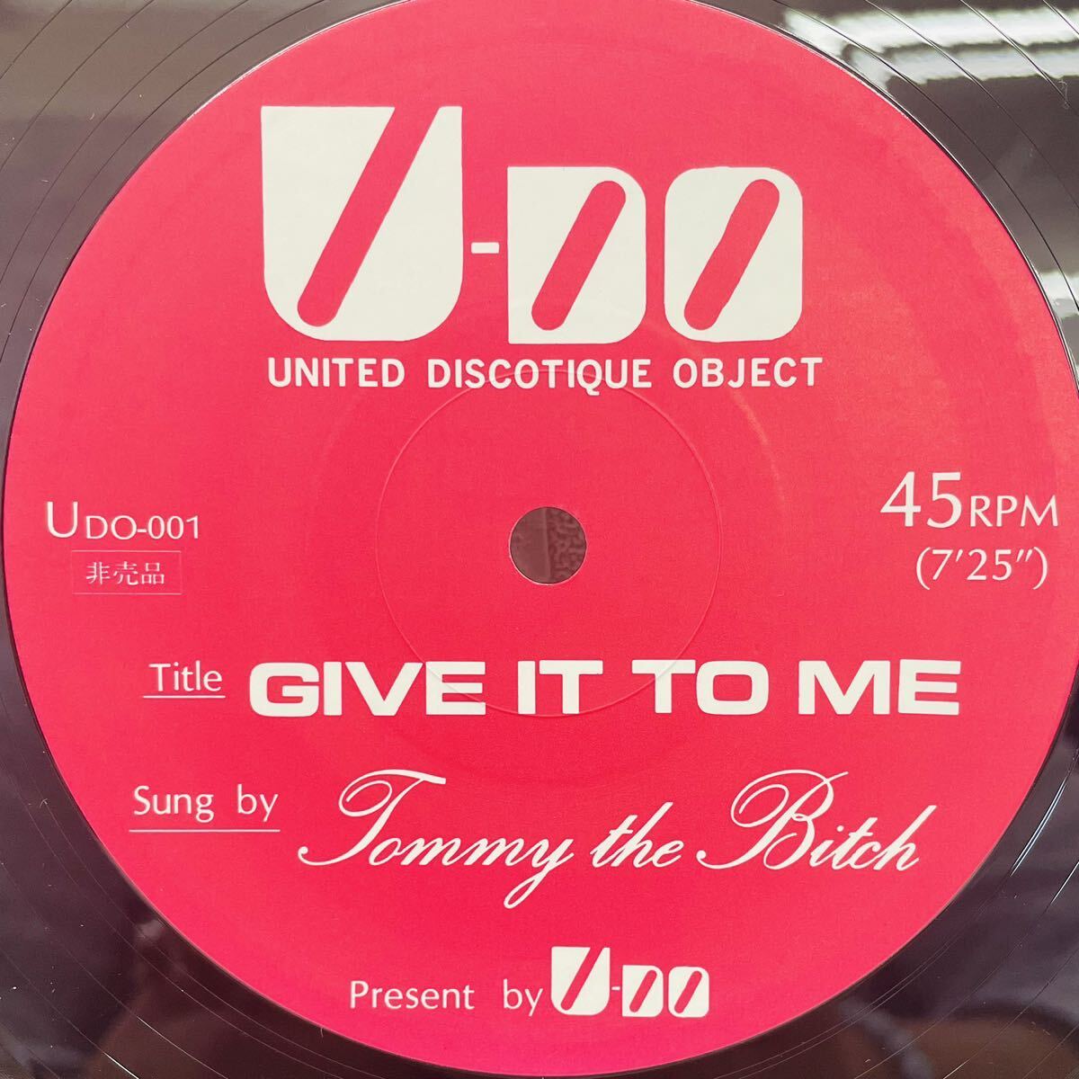 Tommy the Bitch トミーザビッチ GIVE IT TO ME ギブイットトゥーミー 非売品 JDO-001 レコード LP LPレコード Listen!! AT_画像2