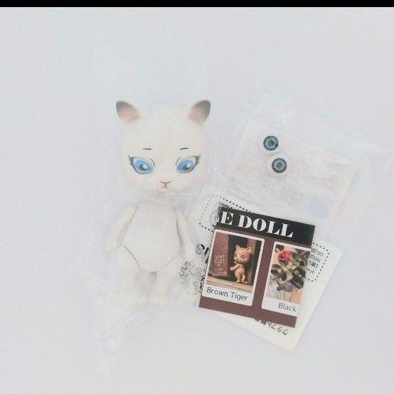 CAPSULE DOLL CAT　白猫　カスタム用のドールアイ付属します　袋未開封の新品です　ガチャ　カプセルトイ