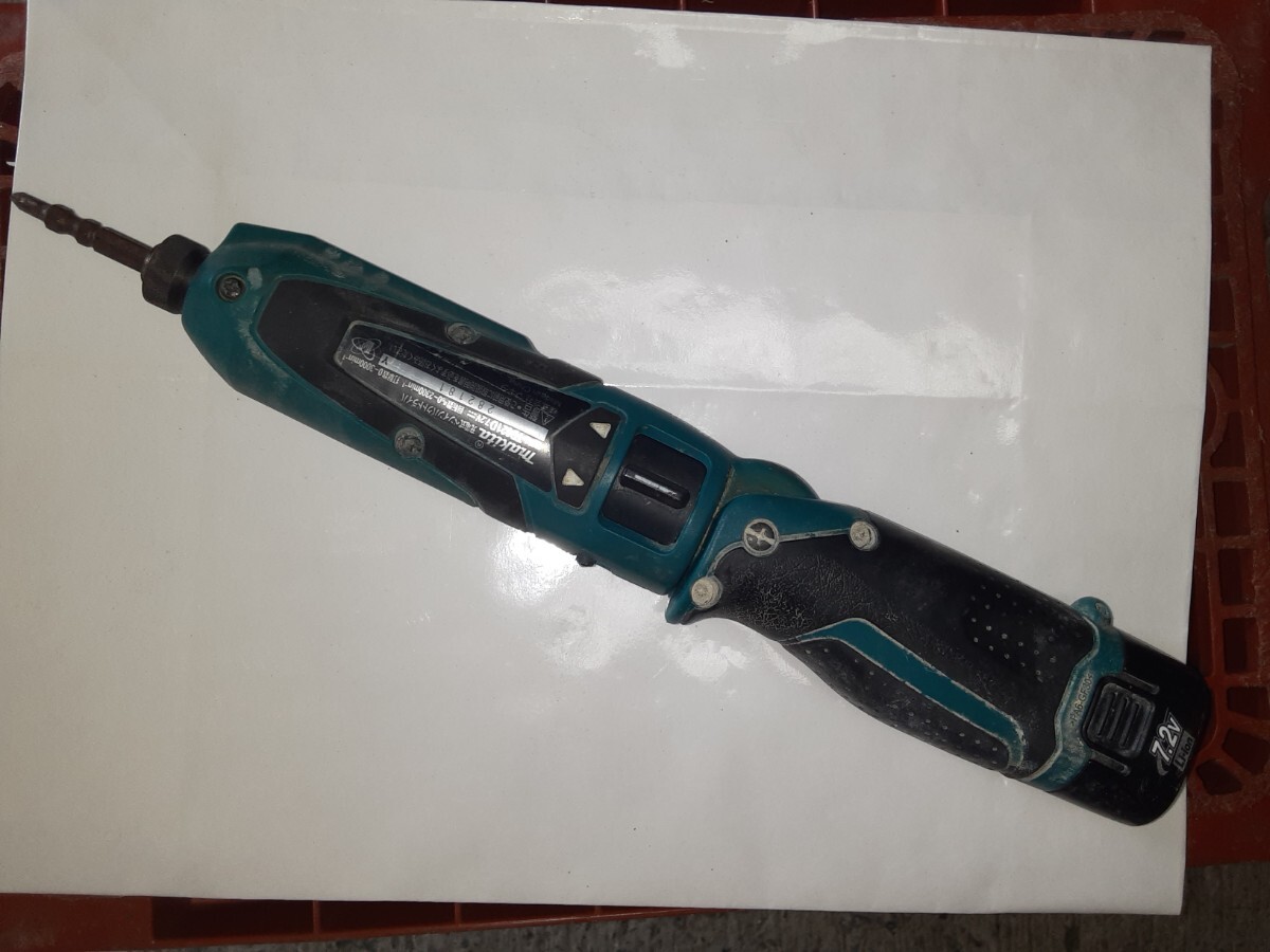 makita TD021DS7.2V 充電式ペンインパクトドライバー中古品 マキタ アルミケース_画像3