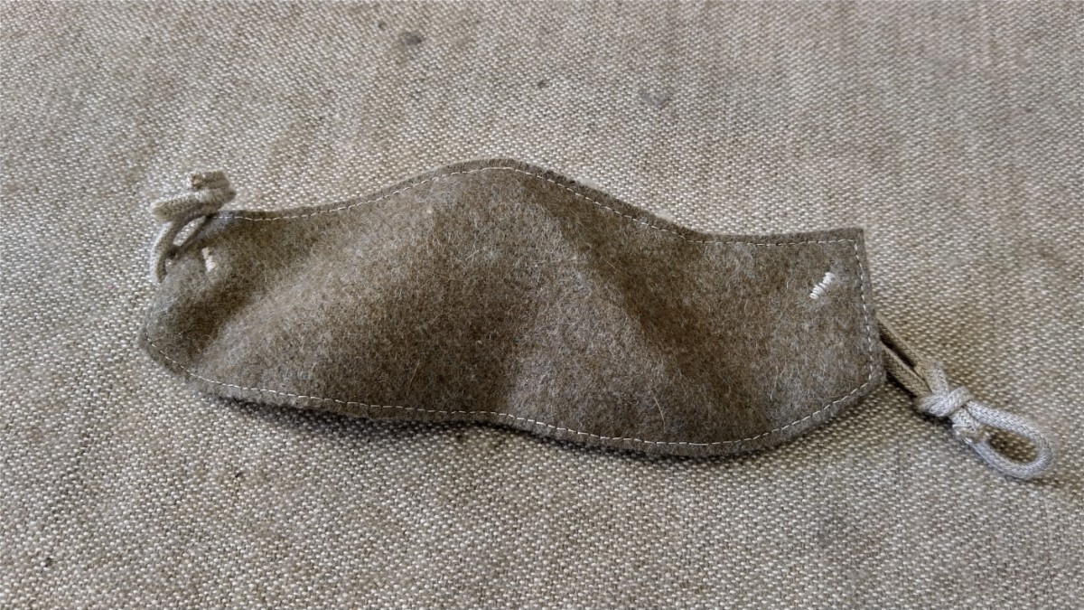 日本軍陸軍防寒帽用鼻覆い(精巧複製品)後期茶褐色の画像1