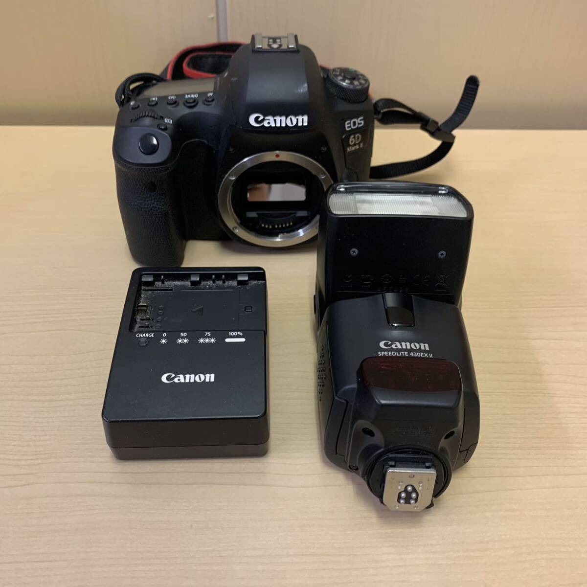 【T0513】CANON キャノン EOS 6D MarkⅡ カメラ デジタル一眼レフ バッテリーチャージャー付 フラッシュ付き 光学機器 動作未確認 _画像1