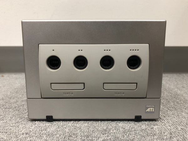 F318-CH11-20 Nintendo 任天堂 ニンテンドー ゲームキューブ ゲーム機 シルバー DOL-001 コントローラー 箱付き※通電確認済み_画像2