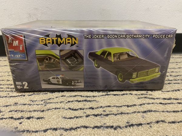 W020-CH3-565 [ unopened ]AMT ERTL BATMAN THE JOKER GOON CAR Joker go-n car Batman GOTHAM CITY POLICE CAR plastic model 