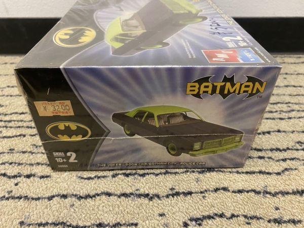 W020-CH3-565 [ unopened ]AMT ERTL BATMAN THE JOKER GOON CAR Joker go-n car Batman GOTHAM CITY POLICE CAR plastic model 