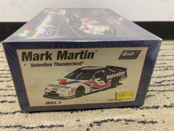 W016-CH3-560 【未開封】Revell レベル Mark Martin マーク・マーティン Valvoline Thunderbird 1/24スケール プラモデル_画像5