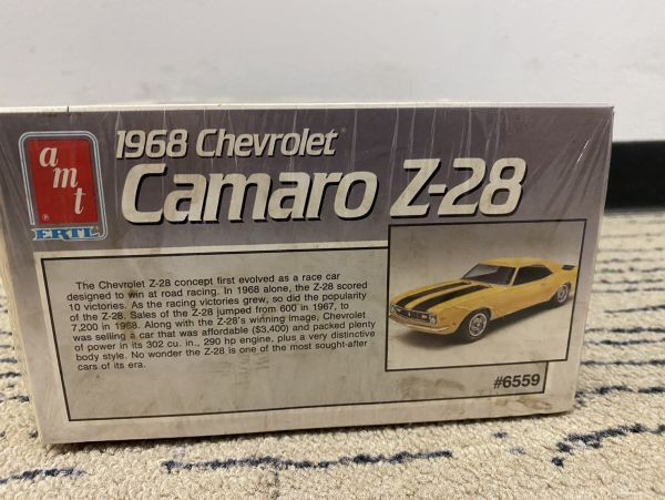 W014-CH3-562 【未開封】amt ERTL ＃6559 1968 Chevrolet Camaro Z-28 シボレー カマロ イエロー 1/25スケール プラモデル 車_画像3