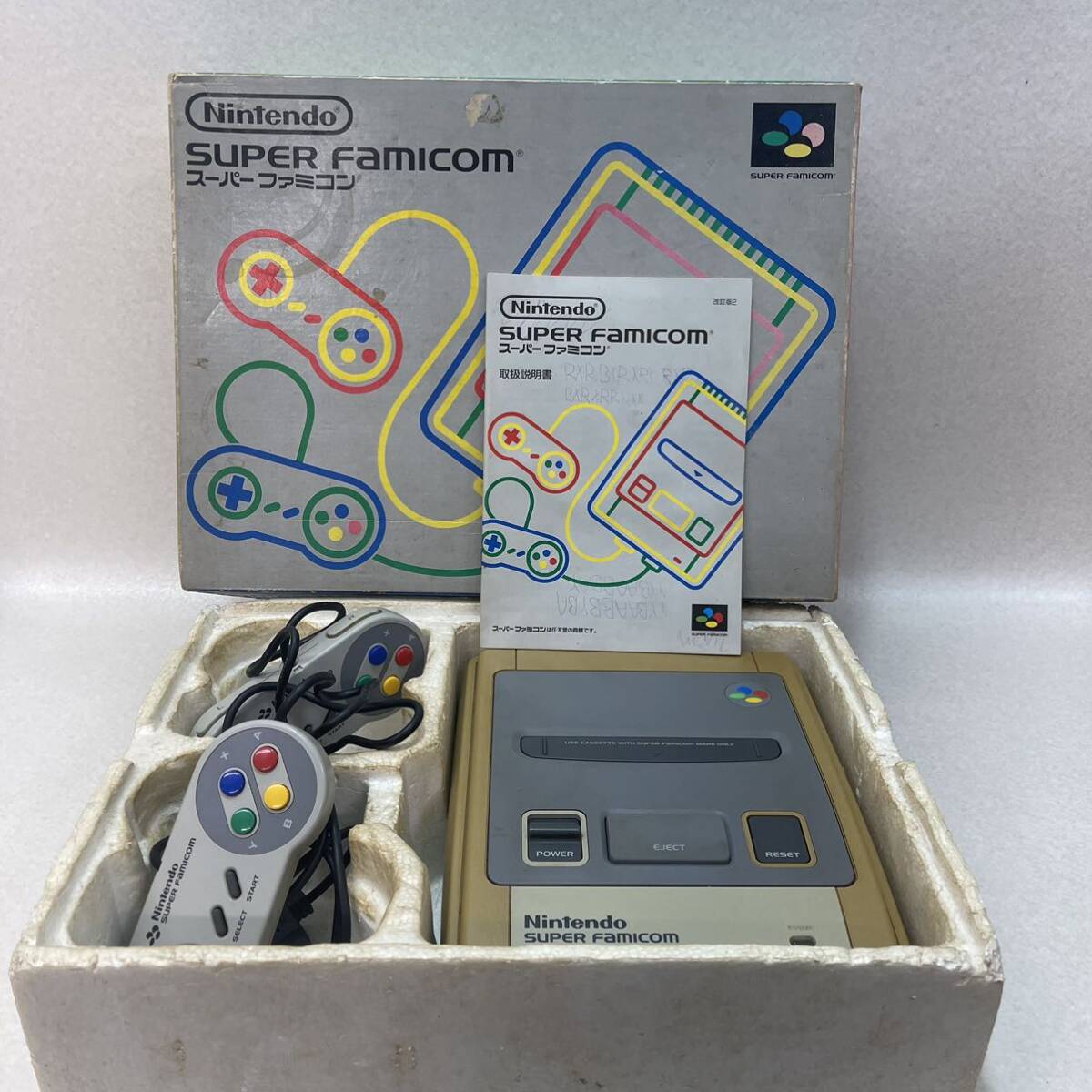 D5007★中古品★ジャンク品★ Nintendo 任天堂 スーパーファミコン本体 専用コントローラー 2個　説明書　元箱付き　同梱不可_画像1