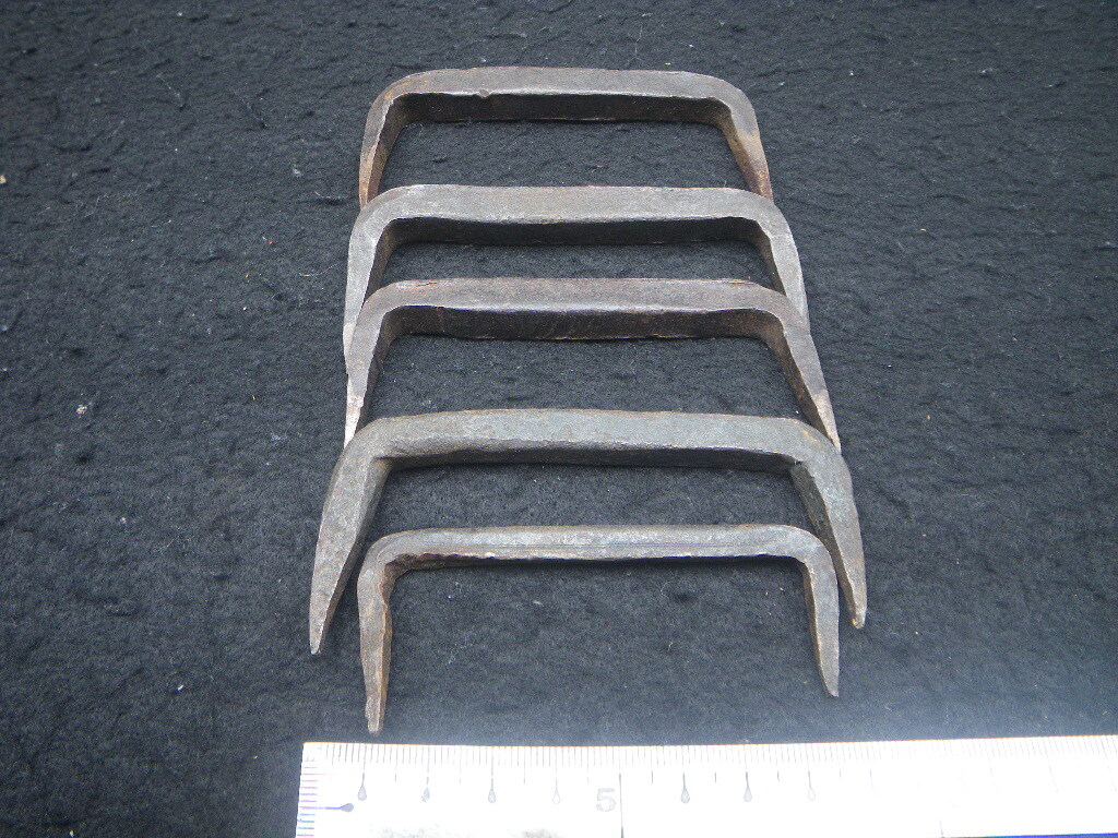時代品 鎹 角と丸 九本 大工道具 かすがい 時代品 鎹 角と丸 九本 大工道具 かすがい
