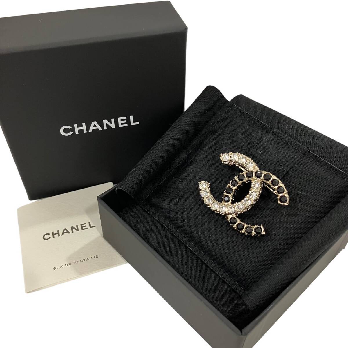 CHANEL Chanel здесь Mark брошь стразы черный x серебряный Gold цвет B23K