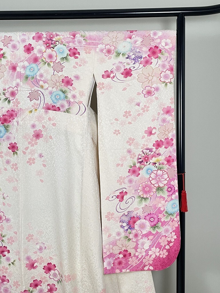 IROHA* long-sleeved kimono *[ta0815] coming-of-age ceremony graduation ceremony * silk [ white ] silver through .[ used ]