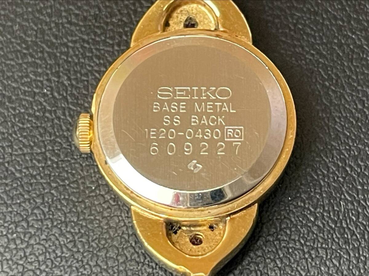 #1556 SEIKO セイコー レディース時計 1E20-0430 クォーツ 文字盤ゴールド 石付き腕時計  の画像3