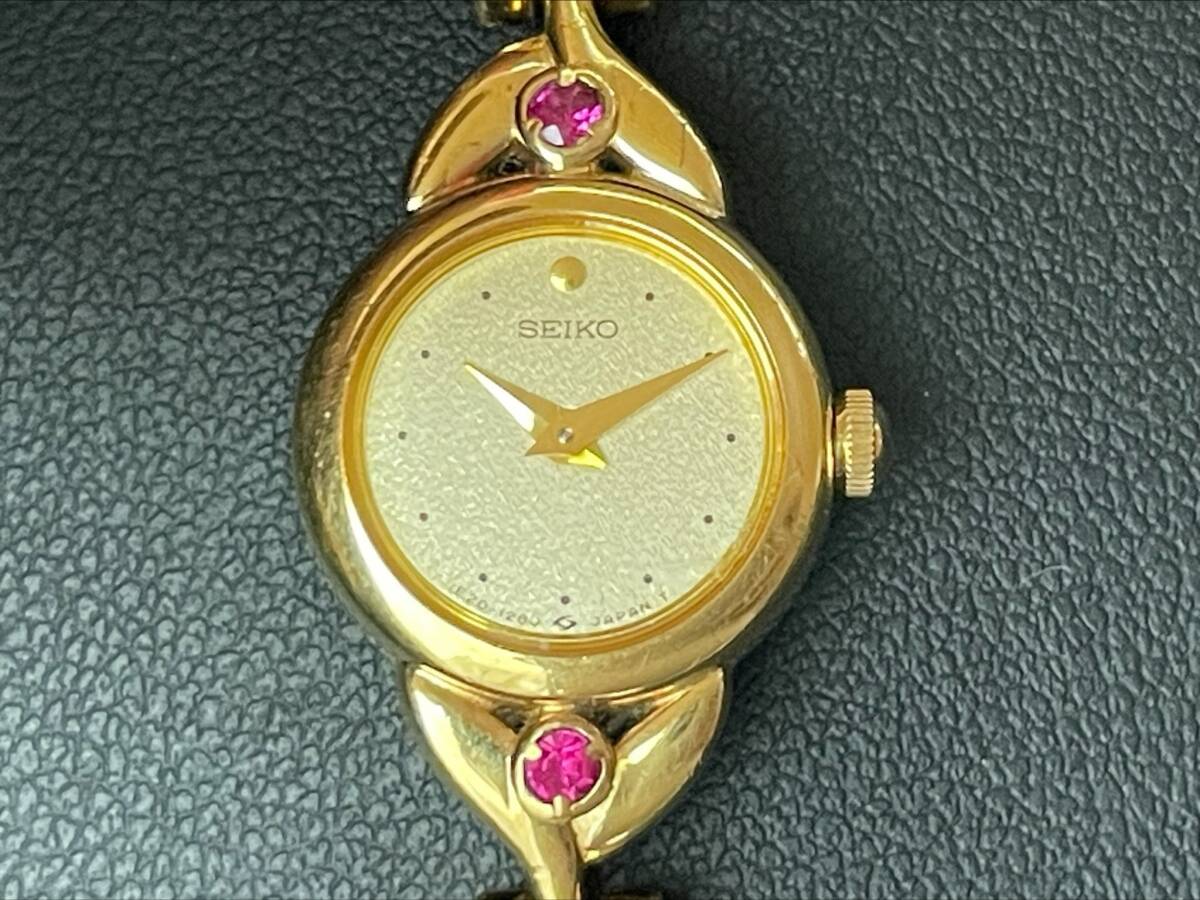 #1556 SEIKO セイコー レディース時計 1E20-0430 クォーツ 文字盤ゴールド 石付き腕時計  の画像2