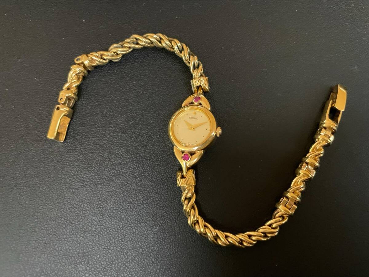 #1556 SEIKO セイコー レディース時計 1E20-0430 クォーツ 文字盤ゴールド 石付き腕時計  の画像5