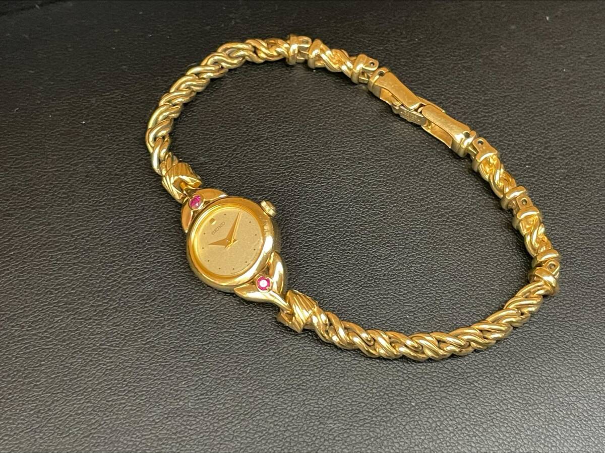#1556 SEIKO セイコー レディース時計 1E20-0430 クォーツ 文字盤ゴールド 石付き腕時計  の画像4