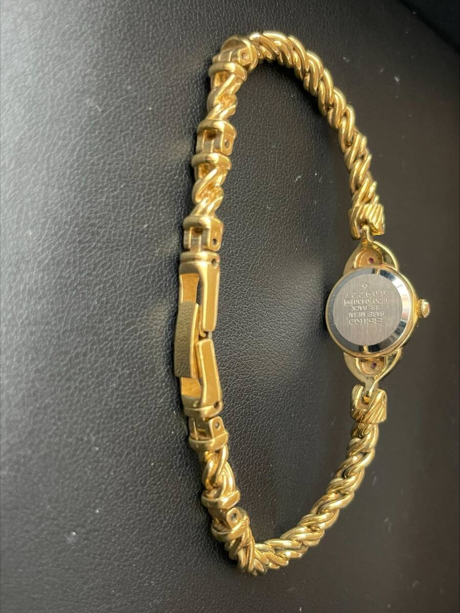 #1556 SEIKO セイコー レディース時計 1E20-0430 クォーツ 文字盤ゴールド 石付き腕時計  の画像7